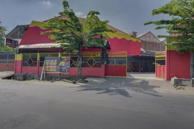 Super Oyo Capital O 3198 Sukomanunggal Inn Surabaya Eksteriør bilde
